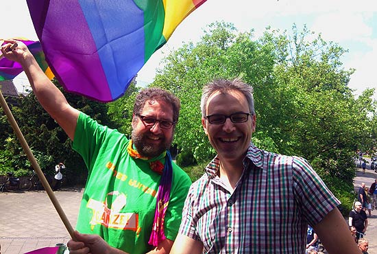 Regenbogenfahne für gleiche Rechte - mit MdB Gerhard Schick