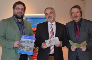 V.r.n.l: Geschäftsführer der Landschaft, Michael Brandt, Präsidenten der Landschaft, Thomas Kossendey und ich 