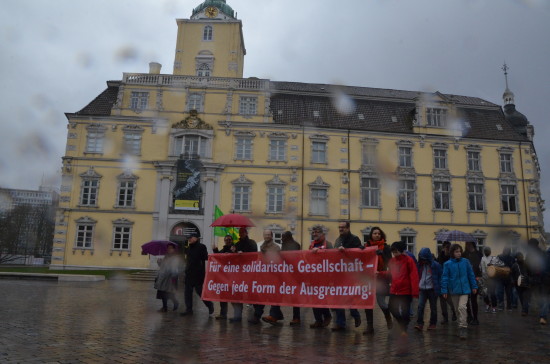 Regen ist in Oldenburg kein Hindernis. Ziel der Demonstration war der Schloßplatz. 