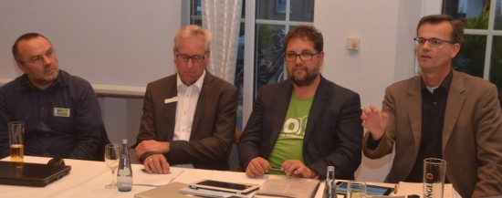 V.l.n.r.: Uwe Heiderich-Willmer, Fraktionssprecher der GRÜNEN Ratsfraktion Edewecht, Alwin Schlörmann (EWE Erneuerbare Energien GmbH), Peter Meiwald (MdB), Volker Bajus (MdL), Foto: Gr