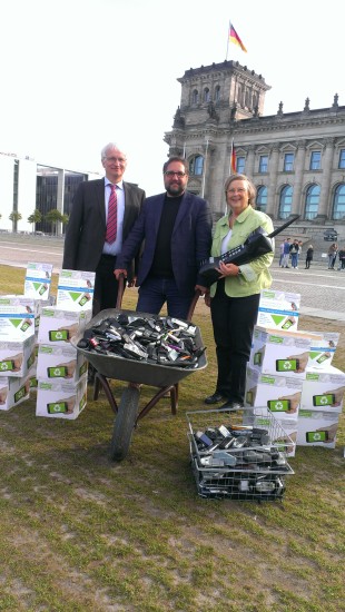 Bärbel Höhn und ich übergeben die gesammelten Althandys an die Deutsche Umwelthilfe