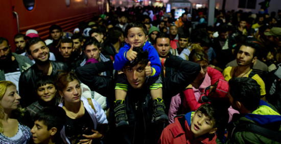 Flüchtlinge, die kurz zuvor mit einem Zug aus Österreich angekommen sind. Foto: Sven Hoppe/dpa 