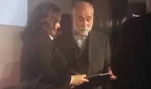 Bundessozialministerin Andrea Nahles überreicht DAF-Gründer Aga Zia Farsin das Bundesverdienstkreuz.  Aus den Händen von 