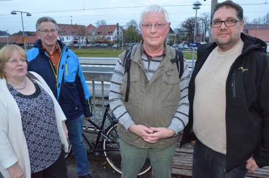 Ursula Budde, Günter Budde, Dieter Holsten und ich am Bahnhof in Hude im Landkreis Oldenburg, der deshalb auf seine feierliche Eröffnung wartet, weil es an ein paar Gegebenheiten hapert.