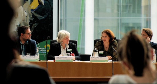 Peter im Gespräch mit Stefanie Werner vom Uba (rechts) und Dagmar Dehmer vom Tagesspiegel (Mitte) © Grüne Bundestagsfraktion/ Franz Mönke