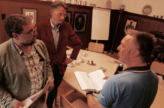 Nahm sich Zeit für ein ausführliches Gespräch mit  Tammo Lenger und mir:  Der Chefredakteur der Rheiderland-Zeitung in Weener, Kai-Uwe Hanken (rechts). 