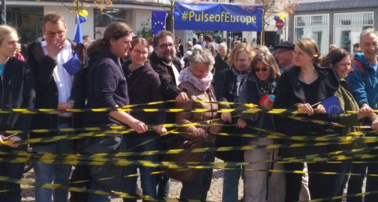 Sonntags, 14 Uhr - Zeit für Pulse of Europe auf dem Julius-Mosen-Platz in Oldenburg. Die blauen Europaflaggen mit den goldenen Sternen wehen im Wind. Zum ersten Mal traf sich die Bewegung nach der ersten Runde der Wahlen in Frankreich, aus der ein pro-europäischer Kandidat als Sieger der hervorgegangen ist. Vorsichtiger Optimismus machte sich breit. 