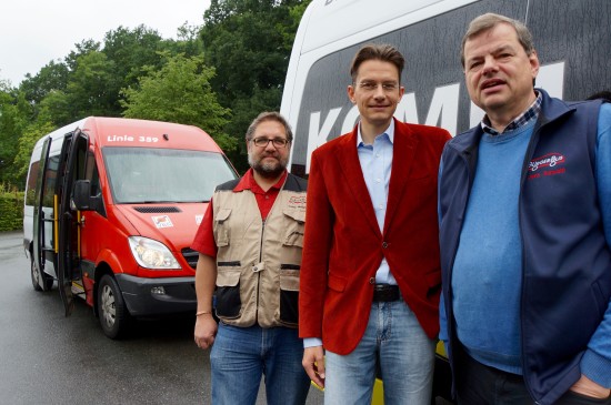 Informierte sich über unseren BürgerBus im Ammerland: Der GRÜNE Landratskandidat aus Leer, Tammo Lenger (Mitte). Ich und Jens Rowold (rechts) nahmen Tammo mit.